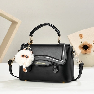 Sac à main rétro en cuir noir avec surpiqûres et charmant pendentif chat en peluche
