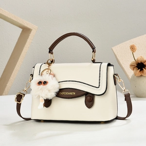 Sac à main rétro bicolore crème et marron avec pendentif peluche et broderies chic