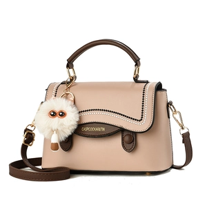Sac carré rétro bicolore beige et marron avec coutures ondulées et pendentif en peluche