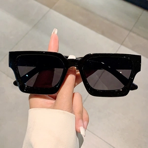 Lunettes de soleil carrées rétro avec monture noire épaisse et verres UV foncés