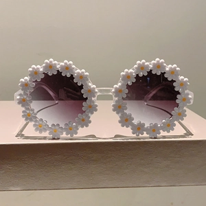 Kids flower sunglasses with white daisy frame and purple gradient lenses for beach vacation