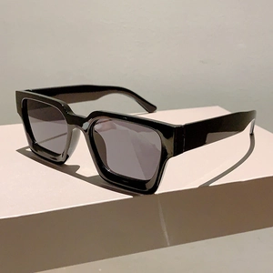 Vue latérale de lunettes de soleil carrées noires avec monture brillante chic