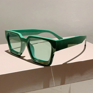 Vue détaillée de lunettes de soleil carrées vert herbe avec monture épaisse brillante