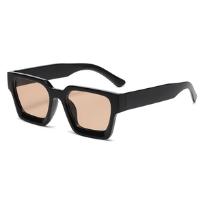 Lunettes de soleil carrées noires chic avec verres marron clair en vue à 45 degrés
