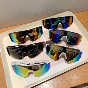 Ensemble de lunettes de soleil de sport avec verres colorés enveloppants et montures durables