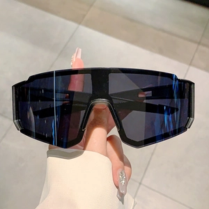 Détails de lunettes de cyclisme noir mat avec verres bleus et design enveloppant oversize