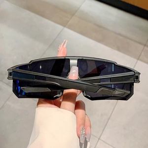 Détail de lunettes de soleil de sport noires avec design aérodynamique enveloppant