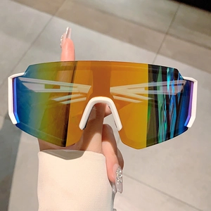 Détail de lunettes de soleil de sport blanches avec verres réfléchissants arc-en-ciel