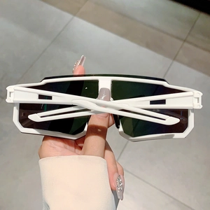 Détail de lunettes de soleil futuristes blanches mates avec verres polarisés