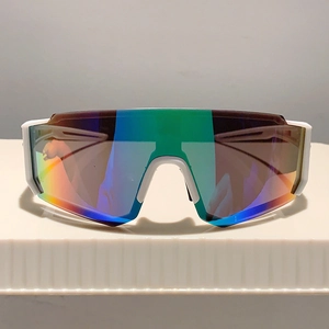 Vue avant de lunettes de soleil de sport blanches avec verres miroirs dégradés colorés