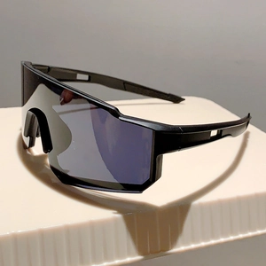 Détail de lunettes de sport noires mates avec verres panoramiques violets protecteurs