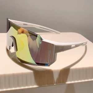 Détail de lunettes de sport blanches avec verres colorés à effet miroir de cyclisme