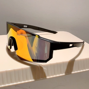 Détail de lunettes de soleil sport noires mates avec verres miroir orange et aérations