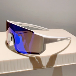 Détail de profil des lunettes de cyclisme blanches avec verres miroirs bleu et violet