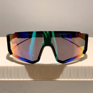 Lunettes de sport cyclisme avec verres irisés et monture noire pour activités de plein air