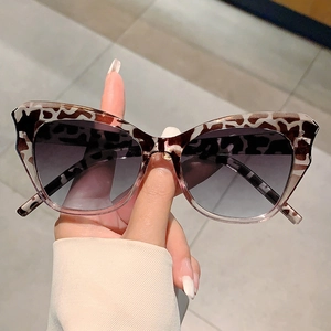 Chic cat-eye sunglasses with tortoise frame and grey gradient lenses for women
