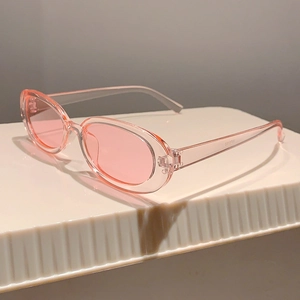 Dettaglio degli occhiali da sole ovali rosa trasparenti con modello WF5125 sull'asta