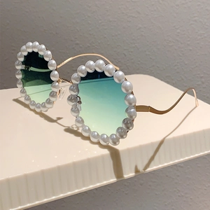 Detailansicht der Rundbrille mit Perlenbesatz, goldenen Wellenbügeln und grünem Verlauf