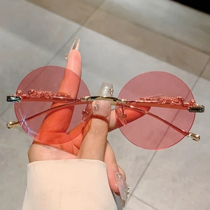 Occhiali da sole rotondi rosa senza montatura con stanghette leopardate in oro rosa e lenti