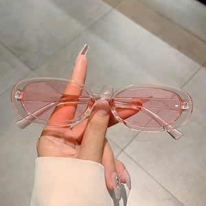 Occhiali da sole ovali rosa vintage con montatura traslucida per uno stile Y2K trendy