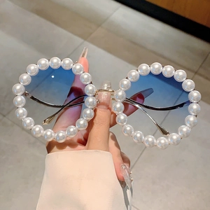 Damen Rundsonnenbrille mit Perlenrahmen und blauen Verlaufsgläsern für Partys