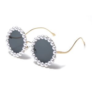 Luxuriöse runde Sonnenbrille mit goldenem Metallrahmen, schwarzen Gläsern und Perlenbesatz