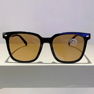 Details einer quadratischen Oversize-Sonnenbrille mit braunen Kristallgläsern