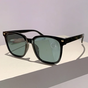 Detailansicht der quadratischen schwarzen Übergroße Sonnenbrille mit Kristallglasgläsern