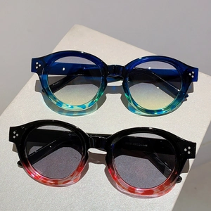 Retro round tortoiseshell sunglasses with three-point rivet decor and gradient lenses