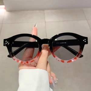 Retro round tortoiseshell sunglasses with black gradient frame and UV protection lenses