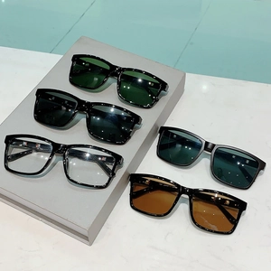 Collection détaillée de lunettes de soleil carrées en noir, vert et ambre pour hommes