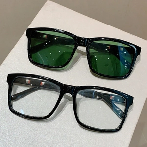 Ensemble de lunettes de soleil noires et lunettes à verres clairs pour la conduite