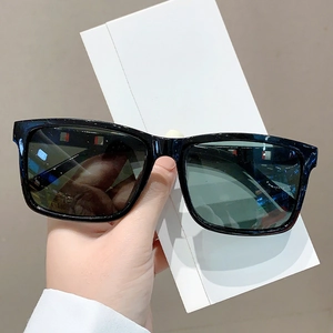 Lunettes de soleil carrées noires classiques avec verres foncés pour la conduite et plein air