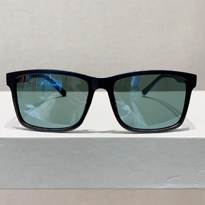 Vue de face des lunettes de soleil carrées noires minimalistes avec verres foncés
