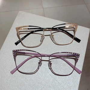 Détail des lunettes œil-de-chat avec strass étincelants et monture métallique