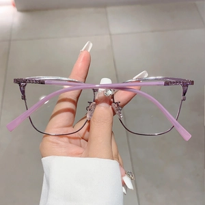 Détail de monture œil-de-chat violette avec strass brillants et accents métalliques fins