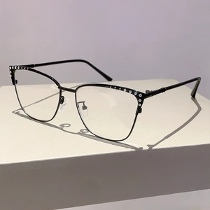 Détail de monture de lunettes œil de chat avec strass élégants et verres anti-lumière bleue