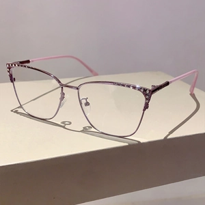 Gros plan d'une monture d'oeil de chat rose avec des strass étincelants sur le dessus