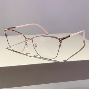 Vue détaillée de monture œil de chat or rose avec accents de strass scintillants