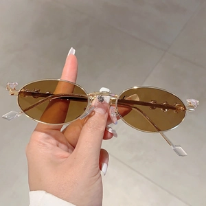 Occhiali da sole ovali rétro con montura in metallo dorato e accenti in cristallo