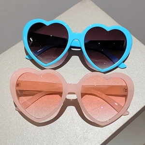 Detail von herzförmigen Sonnenbrillen in Hellblau und Rosa für trendiges Party-Styling