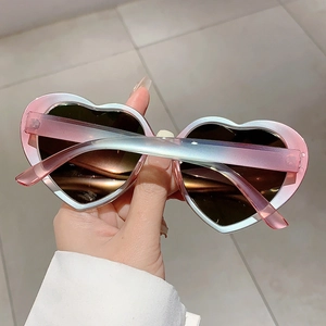 Detailansicht der herzförmigen Sonnenbrille mit pink-blauem Farbverlauf und Gläsern