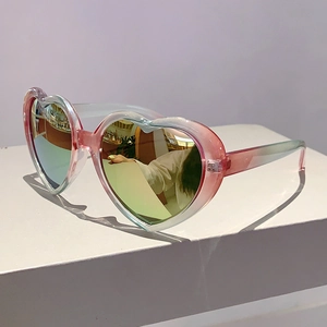 Detailansicht der herzförmigen Sonnenbrille mit rosa Farbverlauf und verspiegelten Gläsern