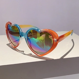 Detailansicht der herzförmigen Sonnenbrille mit Regenbogenverlauf und farbigen Gläsern