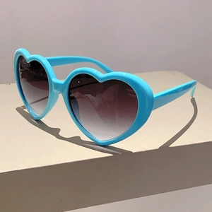 Detailansicht der himmelblauen Herz-Sonnenbrille mit grauen Verlaufsgläsern