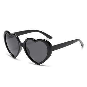 Modische herzförmige Sonnenbrille mit schwarzem Rahmen und dunklen Gläsern für Partys