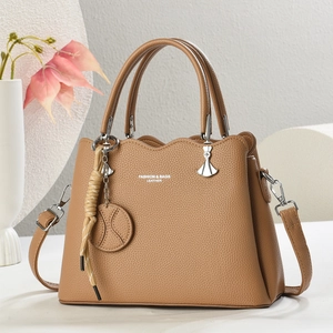 Braune Lederhandtasche mit Wellenrand-Design und abnehmbarem Schultergurt-Detail