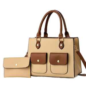 Sac fourre-tout chic beige et marron avec deux poches avant et détails dorés