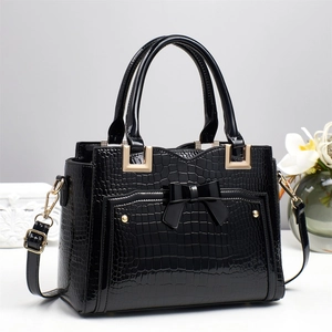 Borsa a tracolla nera goffrata coccodrillo con fiocco chic e finiture metalliche dorate