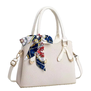 Sac à main beige texturé avec foulard coloré et boucles dorées, vue de face